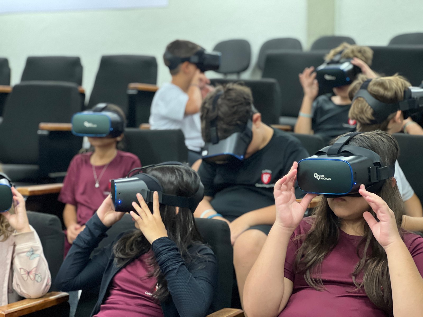 Alunos utilizando óculos de realidade virtual
